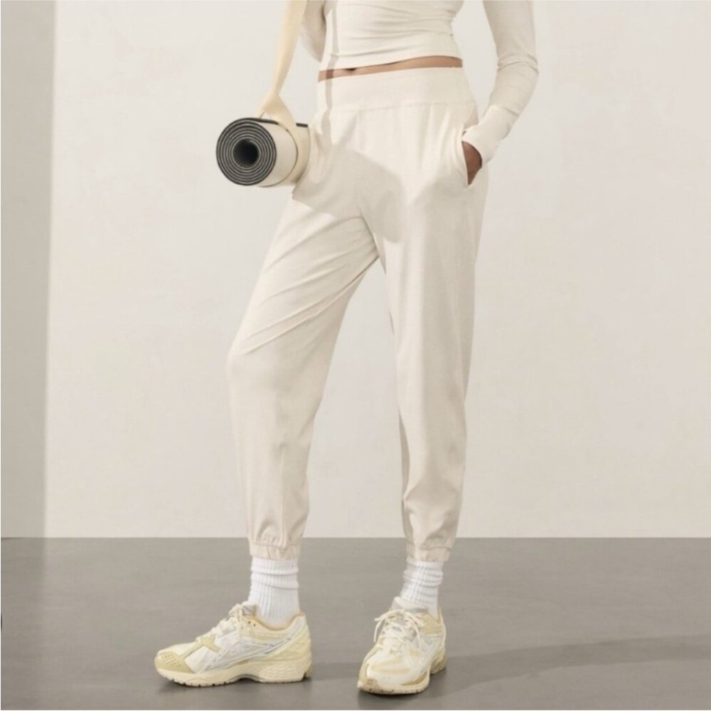 NWT Athleta SoftLuxe Active Women's Cream Jogger Pants size M